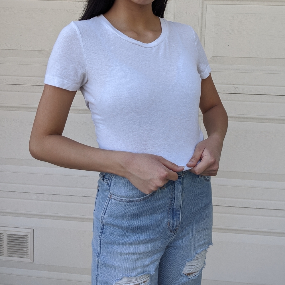 BASIC WHITE TEE